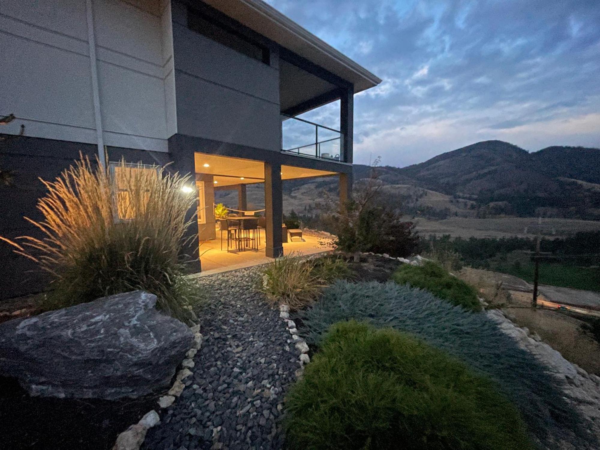 Beautiful Suite On Golf Course Kelowna Buitenkant foto